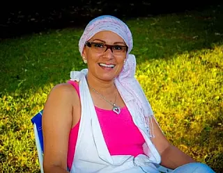 Professora leva luta contra o câncer de mama junto com a tocha