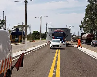 Veículos com cargas excedentes tornam tráfego lento na rodovia