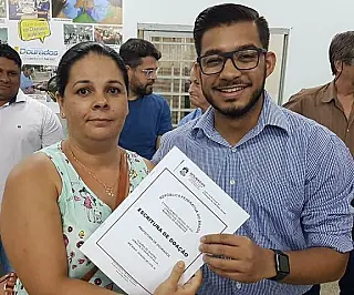 Ação social da Prefeitura chega aos bairros com ato de entrega de escrituras