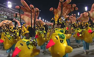 Carnaval do Rio têm presidente vampiro e ala de manifestantes fantoches