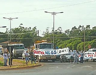 Manifestantes fecham Guaicurus contra PEC dos gastos