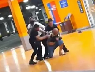 Homem negro é espancado e morto por segurança e PM em Carrefour de Porto Alegre