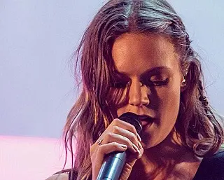 'Odeio não poder fazer algo por ser mulher', diz cantora que costuma mostrar seios em shows