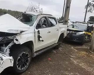 Viatura da PRF destruída ao bater em carro roubado