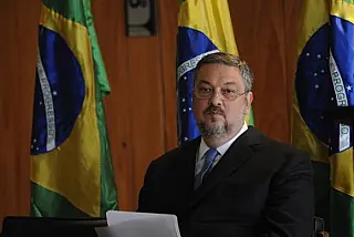 BC bloqueia R$ 814 mil de contas de Palocci e R$ 30 milhões de empresa dele
