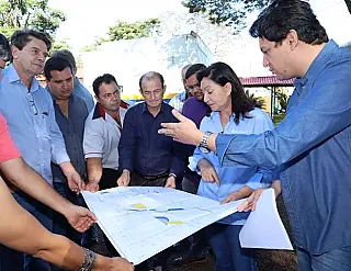 Prefeita anuncia reforma da praça e projeto de asfalto para Macaúba