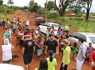 Sicredi doa alimentos e brinquedos na periferia de Dourados