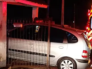 Idosa se atrapalha com pedais e mata filha na garagem