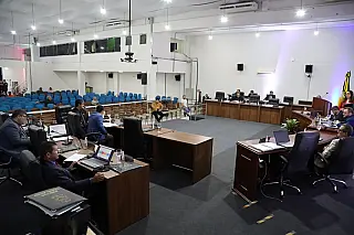 Câmara aprova projeto e derruba vetos do prefeito
