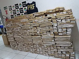 Carro roubado há dois anos na Bahia e apreendido pela PRF em MS com 946,8 quilos de maconha