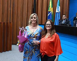 Barbosinha homenageia engenheira da Sanesul pelo dia da mulher