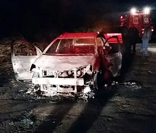 Veículo fica totalmente destruído após pegar fogo em rodovia