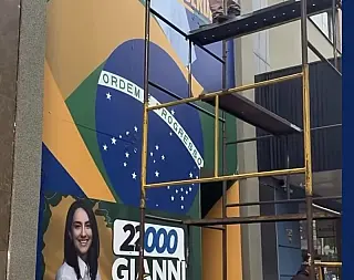 Bandeira do Brasil e Bolsonaro são alvos de ações