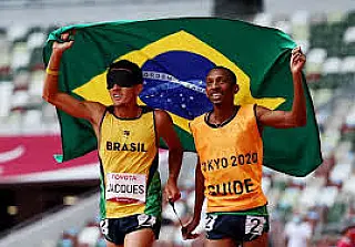 Yeltsin Jacques bate recorde mundial e ganha ouro em Paris