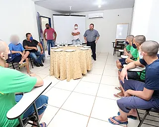 Laudir conclui novo curso de garçom na Unei