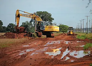 Prefeitura recupera estradas rurais com recursos próprios