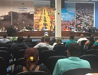 Vereadores instalam comissões processantes para cassar mandatos de presos em Dourados