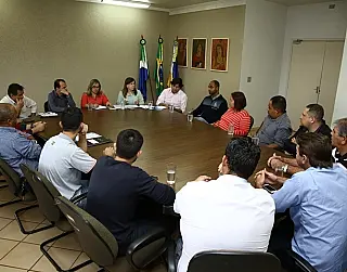 Moradores do Jardim Pelicano debatem asfalto com técnicos da Prefeitura