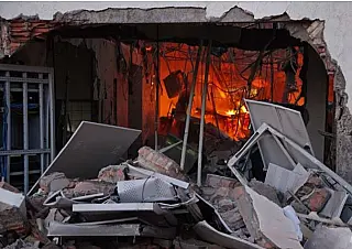 Grupo de assaltantes invade e explode agência bancária em cidade do interior