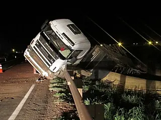 Sono pode ter sido a causa de acidente com carreta carregada de soja na BR-163