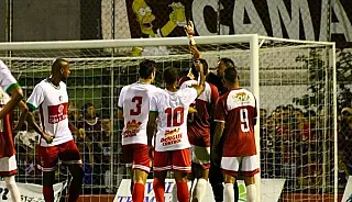 Goleiro Bruno é hostilizado e diz ter sido atingido por vergalhão