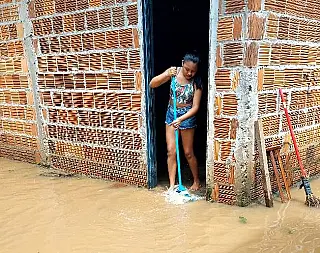 Chuvas invadem casas na aldeia Jaguapiru