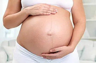 INSS alerta que salário-maternidade pode ser pedido gratuitamente e sem intermediários
