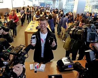 Chineses madrugam na fila para o lançamento do novo iPhone