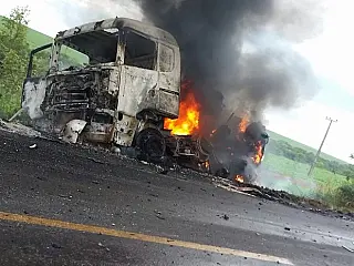 Três carretas se chocam, pegam fogo e motoristas morrem