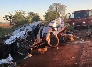 Três mortes em acidente de Hilux com ônibus
