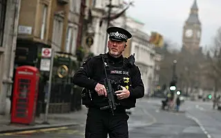 Theresa May afirma que autor de ataque em Westminster já tinha sido investigado