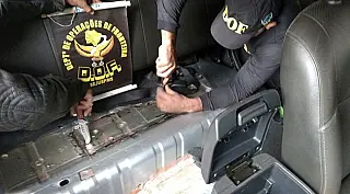Homem é flagrado com maconha e cocaína em carroceria de caminhonete