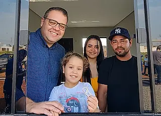 Prefeitura entrega primeira casa construída por beneficiário