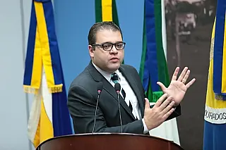 Alan Guedes solicita informações sobre a regularização fundiária da Vila União Douradense