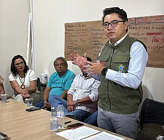 Gleice Jane recepciona ministro com água para aldeias
