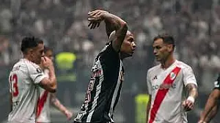 Atlético vence River por 3 a 0 e coloca o pé na final