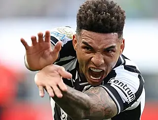 Botafogo faz a lição de casa em estreia mundial