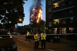 Prédio de 24 andares amanhece em chamas e deixa 6 mortos em Londres