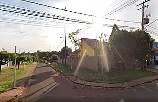 Homem se irrita com bom dia, persegue e atira contra três jovens