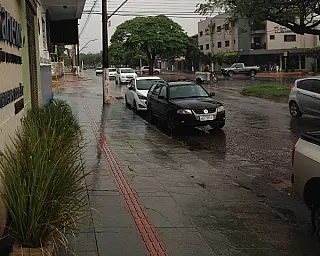 Chuvas fortes e descargas elétricas vão predominar neste mês