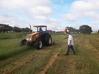 Maurício Lemes acompanha serviços de roçada no Antenor Martins