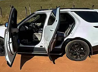 Família é rendida e criminosos levam Range Rover
