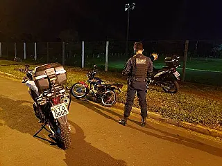 Adolescente tenta ser esperto, mas não explica moto azul em fuga
