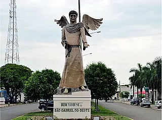 Vítima de assalto esfaqueia bandido após se soltar