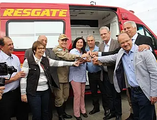 Reinaldo abre exposição rural e entrega ambulância para atender Bombeiros