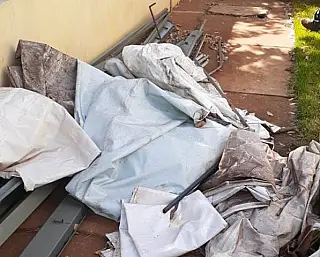 No 'pico' da pandemia, tendas e banheiros químicos de 'centro de triagem' viram pó