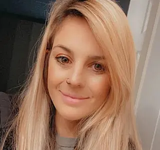 Mulher ajuda a fazer o parto de bebê da melhor amiga e descobre que o marido dela é o pai da criança
