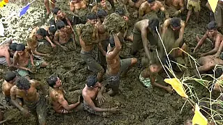 Multidão participa de festival indiano com guerra de esterco de vaca, que 'protegeria contra doenças