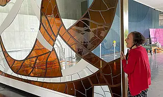 Aos 94 anos, morre a vitralista Marianne Peretti