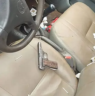 Suspeitos de matar pai e filho em fazenda deixaram pistola na caminhonete das vítimas
